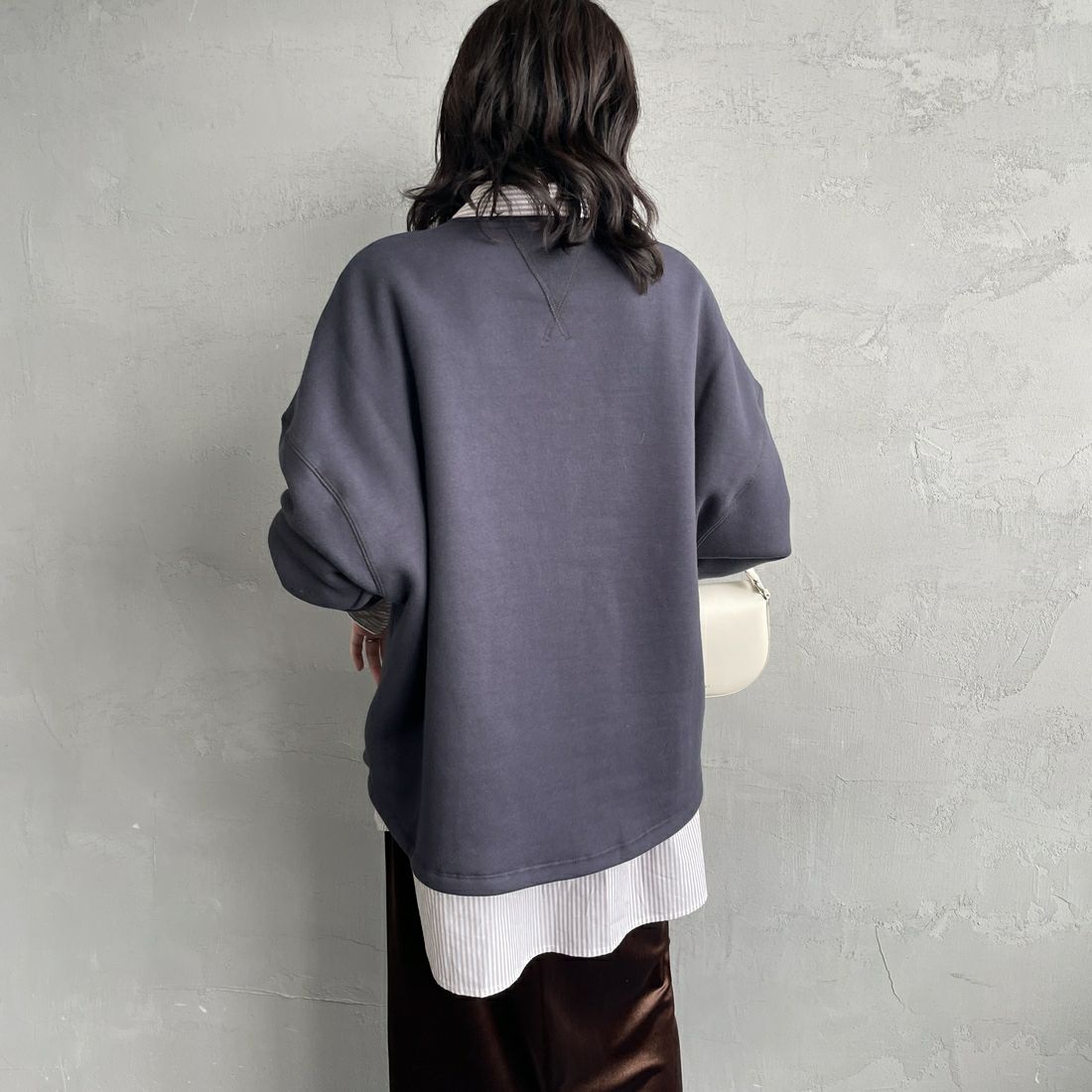 MICA&DEAL [マイカアンドディール] WILLIAMS 裏毛プルオーバー [0125409334] CHARCOAL &&モデル身長：160cm 着用サイズ：F&&