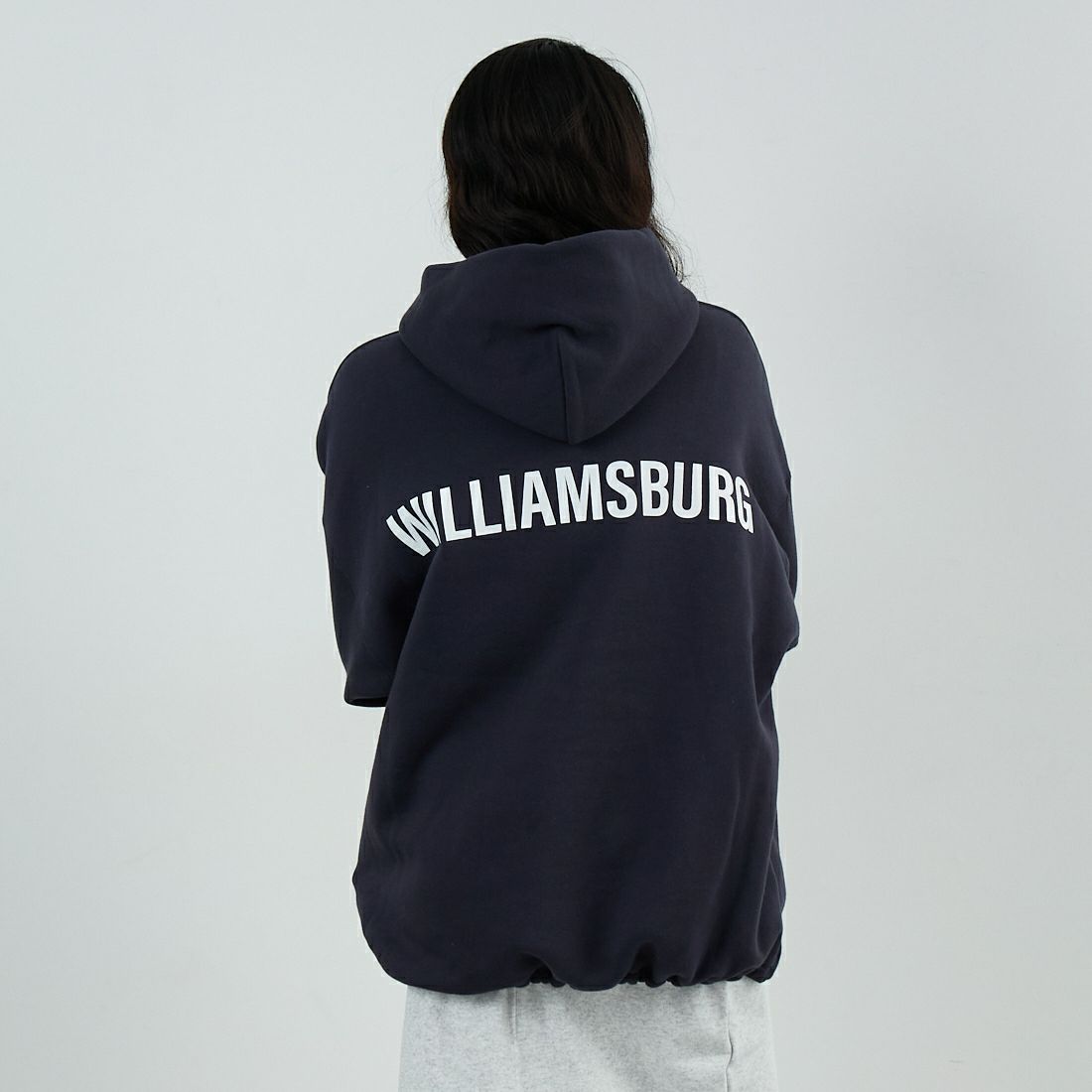 MICA&DEAL [マイカアンドディール] ビックフードプルオーバー [0125409335] CHARCOAL &&モデル身長：162cm 着用サイズ：F&&