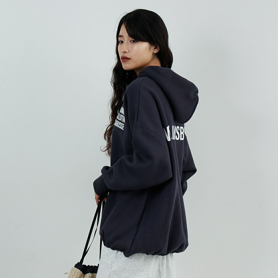 MICA&DEAL [マイカアンドディール] ビックフードプルオーバー [0125409335] CHARCOAL &&モデル身長：162cm 着用サイズ：F&&