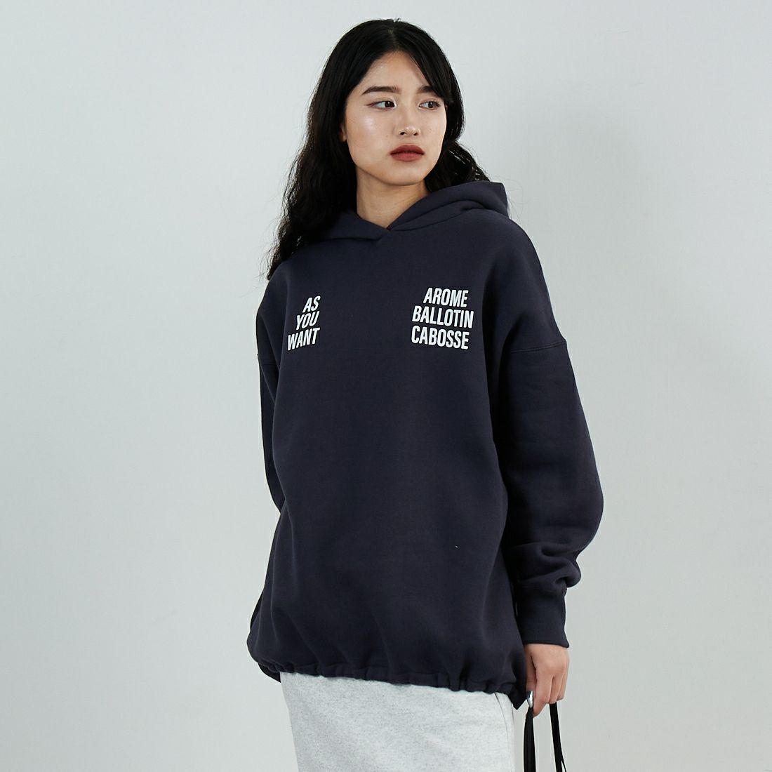 MICA&DEAL [マイカアンドディール] ビックフードプルオーバー [0125409335] CHARCOAL &&モデル身長：162cm 着用サイズ：F&&