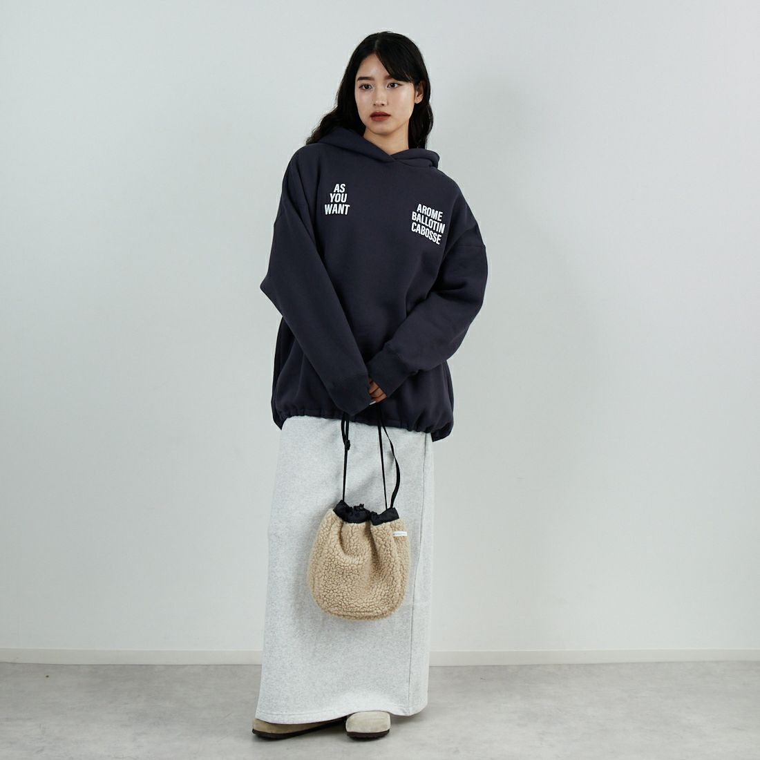 MICA&DEAL [マイカアンドディール] ビックフードプルオーバー [0125409335] CHARCOAL &&モデル身長：162cm 着用サイズ：F&&