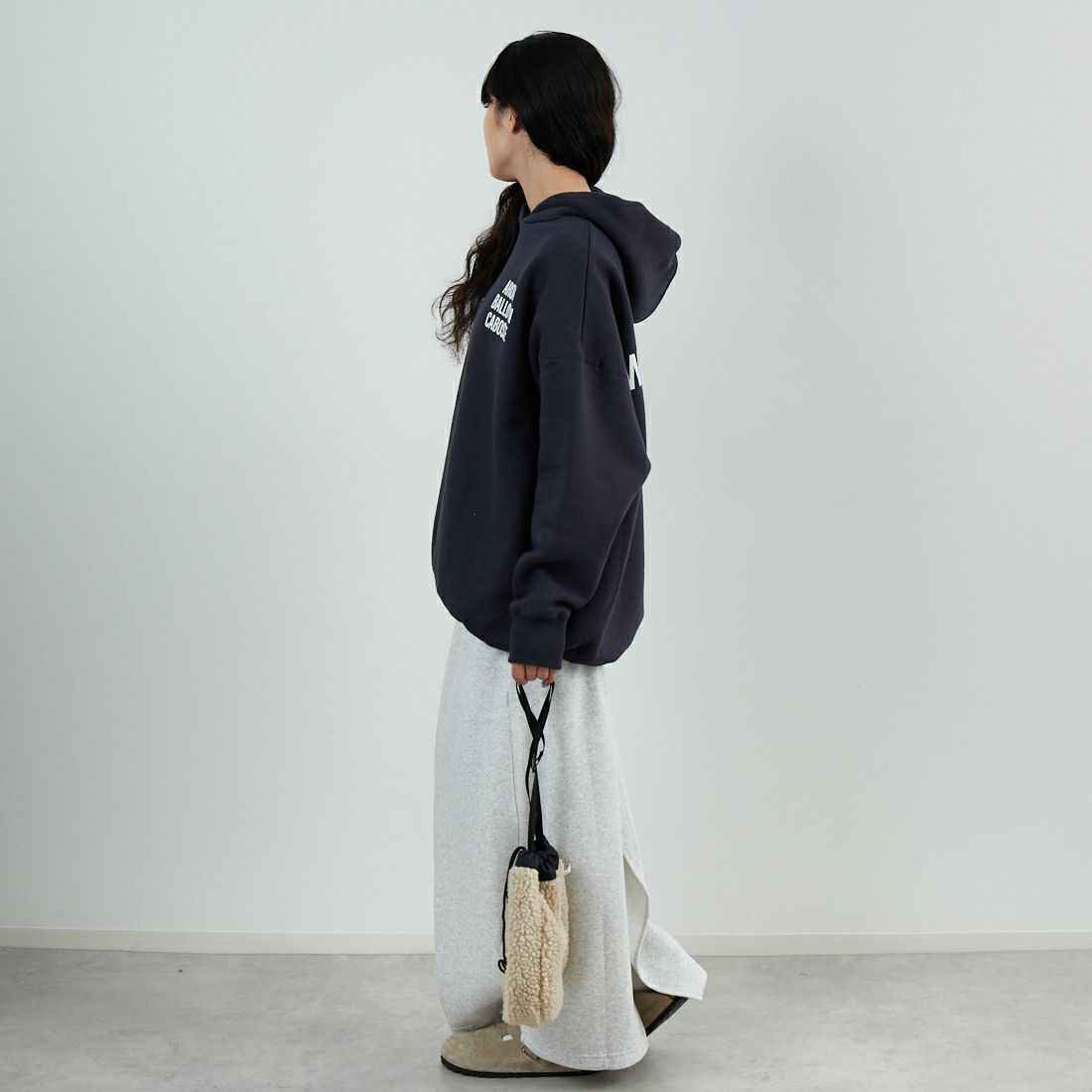 MICA&DEAL [マイカアンドディール] ビックフードプルオーバー [0125409335] CHARCOAL &&モデル身長：162cm 着用サイズ：F&&