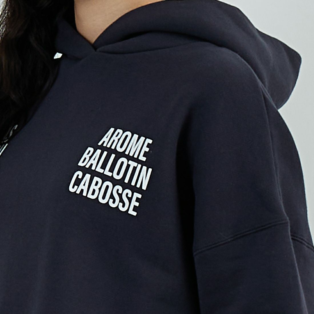 MICA&DEAL [マイカアンドディール] ビックフードプルオーバー [0125409335] CHARCOAL &&モデル身長：162cm 着用サイズ：F&&