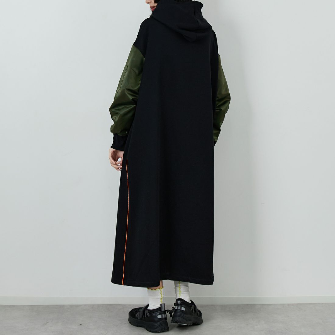 Jf Ready Made [ジェイエフレディメイド] 異素材ドッキングパーカーワンピース [922-24127] ﾌﾞﾗｯｸ/ｶｰｷ &&モデル身長：162cm 着用サイズ：F&&