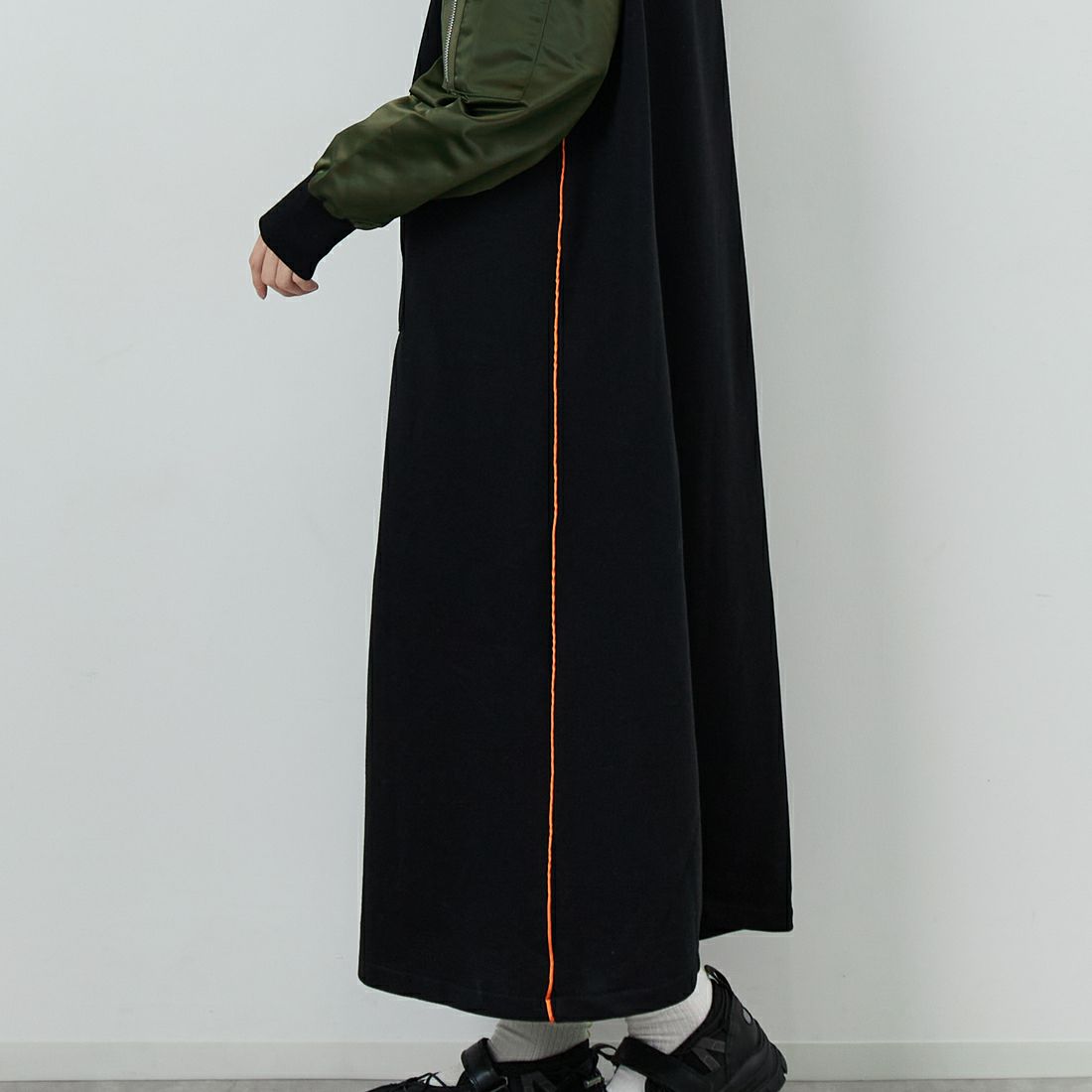 Jf Ready Made [ジェイエフレディメイド] 異素材ドッキングパーカーワンピース [922-24127] ﾌﾞﾗｯｸ/ｶｰｷ &&モデル身長：162cm 着用サイズ：F&&