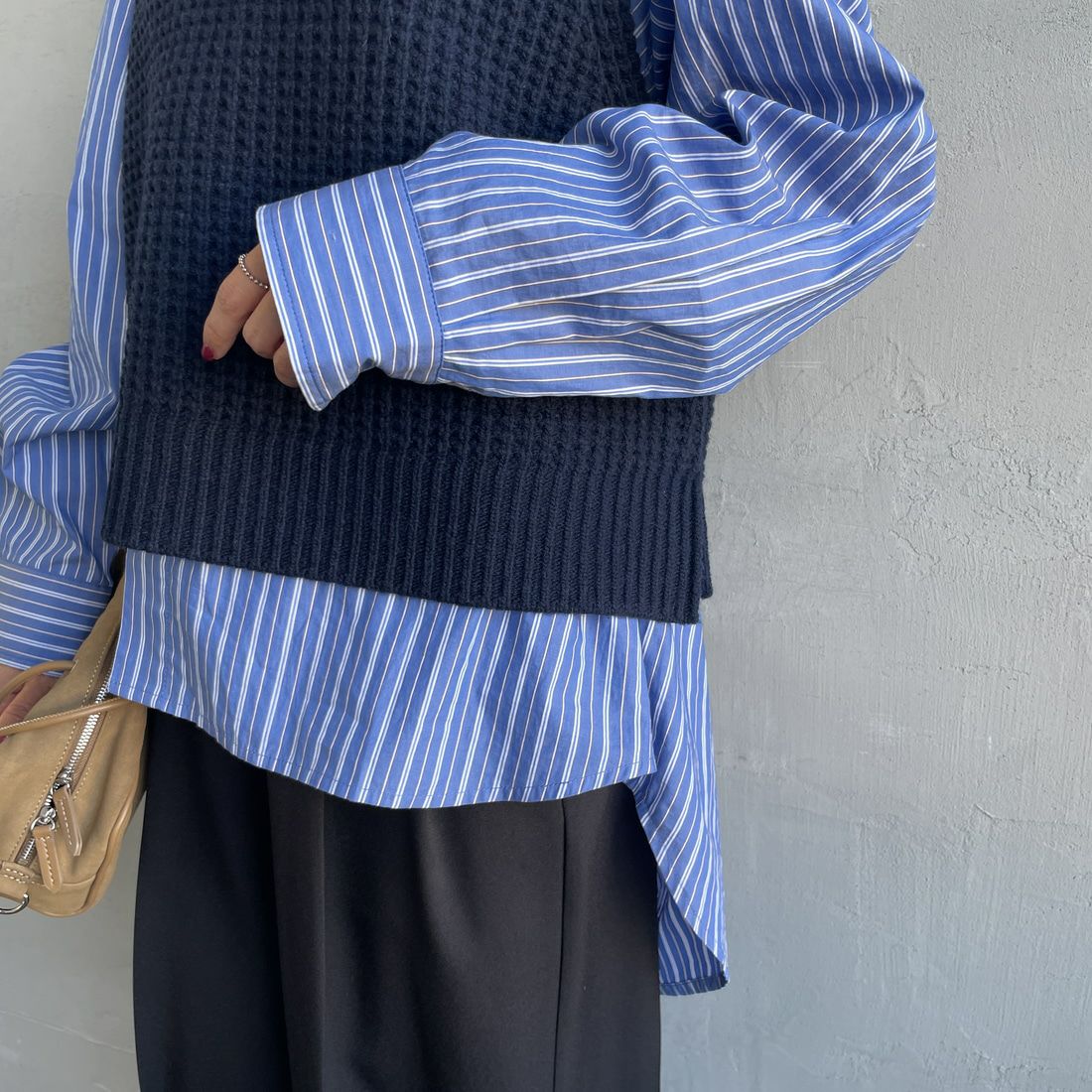 mizuiro ind [ミズイロインド] ワッフルハイネックベスト [4-220093] 77 NAVY &&モデル身長：159cm 着用サイズ：F&&