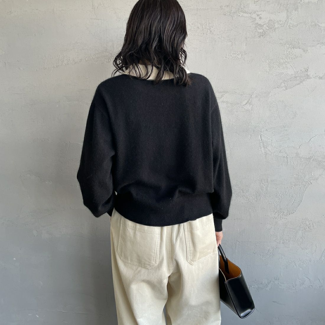 mizuiro ind [ミズイロインド] ハイゲージ襟付きプルオーバー [4-220099] 99A BLK/OW &&モデル身長：160cm 着用サイズ：F&&