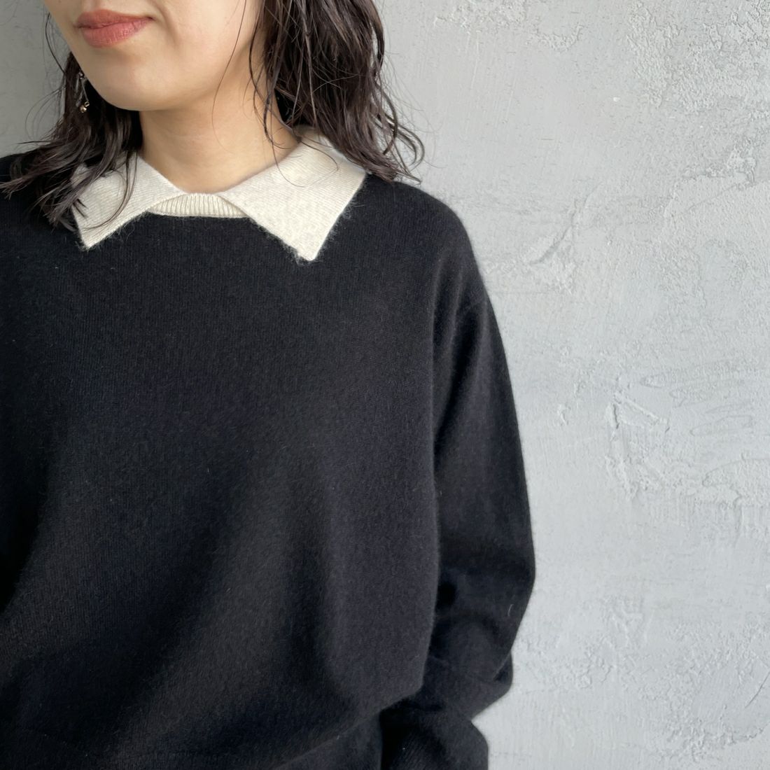 mizuiro ind [ミズイロインド] ハイゲージ襟付きプルオーバー [4-220099] 99A BLK/OW &&モデル身長：160cm 着用サイズ：F&&