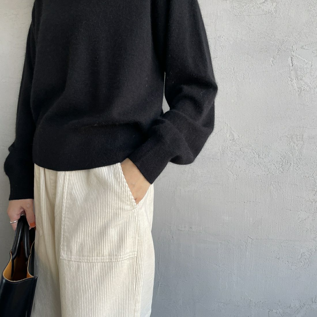 mizuiro ind [ミズイロインド] ハイゲージ襟付きプルオーバー [4-220099] 99A BLK/OW &&モデル身長：160cm 着用サイズ：F&&