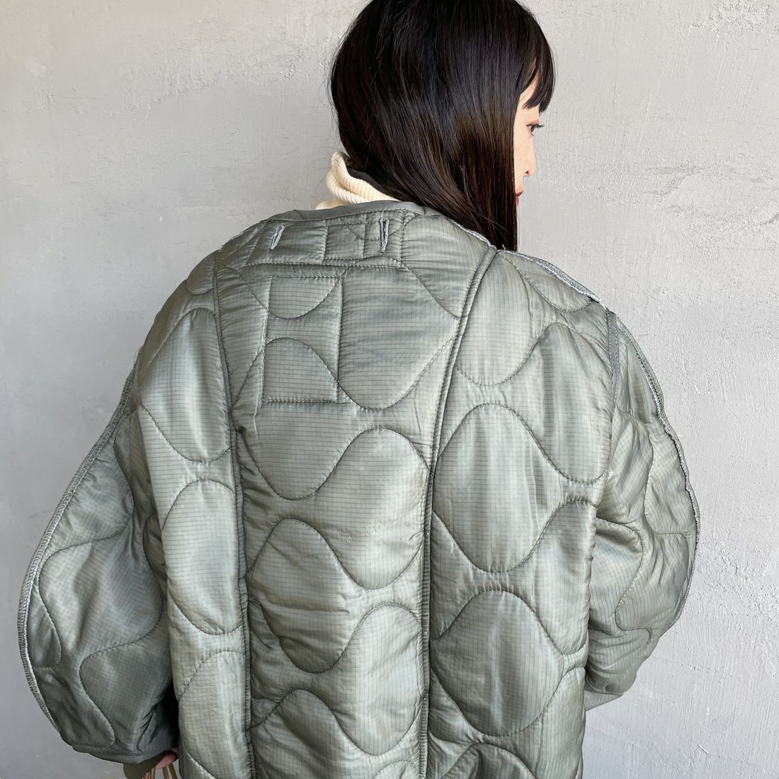 ODDMENT [オッドメント] キルティング MA-1ジャケット [QUILTING-MA-1] GREY &&モデル身長：150cm 着用サイズ：ONE SIZE&&