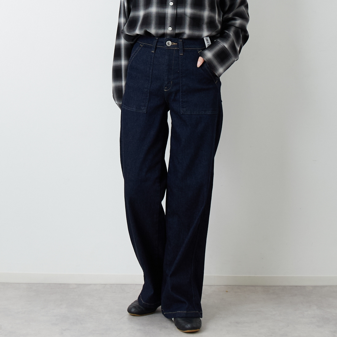 SOMETHING [サムシング] BODY FIRE ワイドベイカーデニムパンツ [SW158] 2583 BLACK SOMETHING [サムシング] BODY FIRE ワイドベイカーデニムパンツ [SW158] 2500 O.W &&モデル身長：162cm 着用サイズ：XS&&