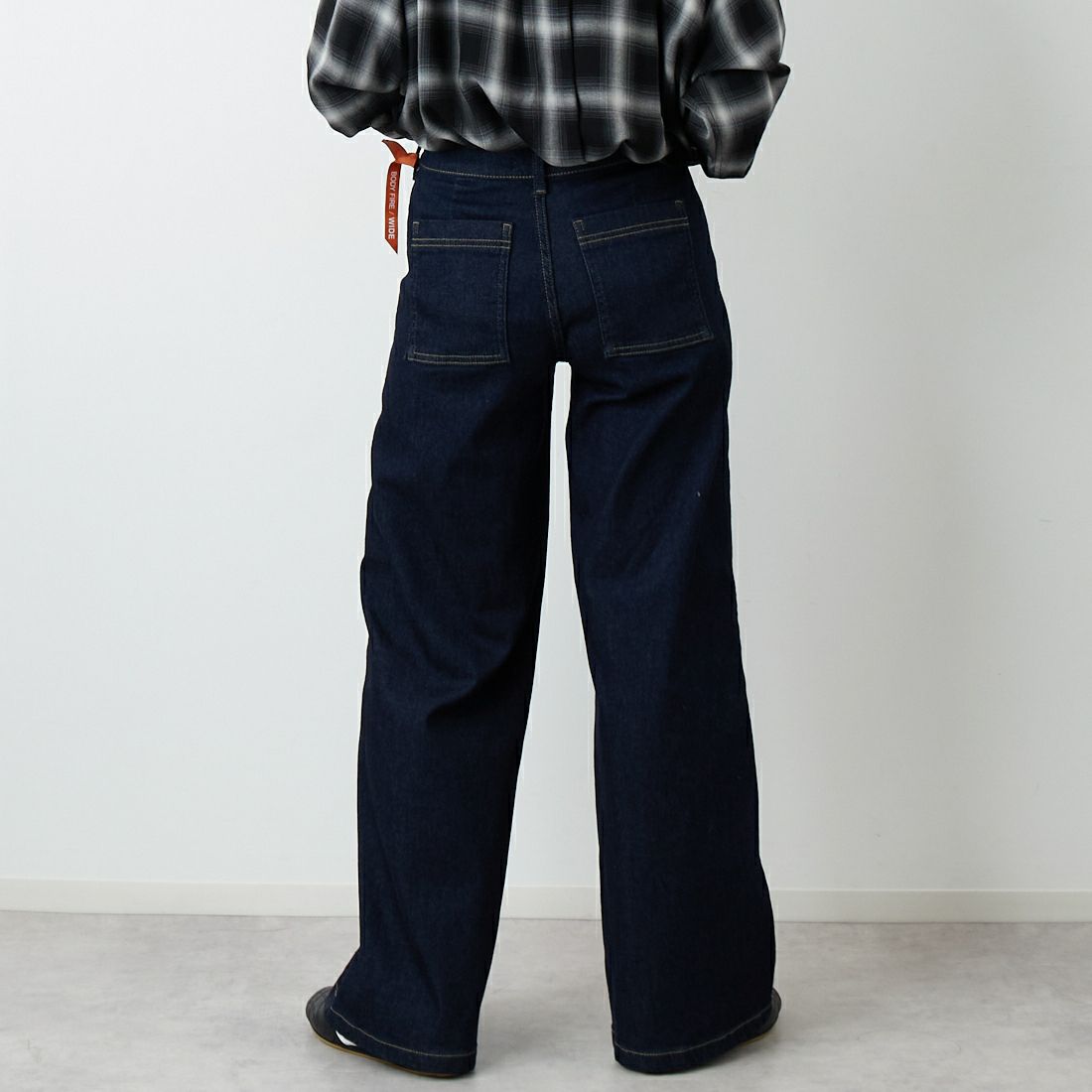 SOMETHING [サムシング] BODY FIRE ワイドベイカーデニムパンツ [SW158] 2583 BLACK SOMETHING [サムシング] BODY FIRE ワイドベイカーデニムパンツ [SW158] 2500 O.W &&モデル身長：162cm 着用サイズ：XS&&