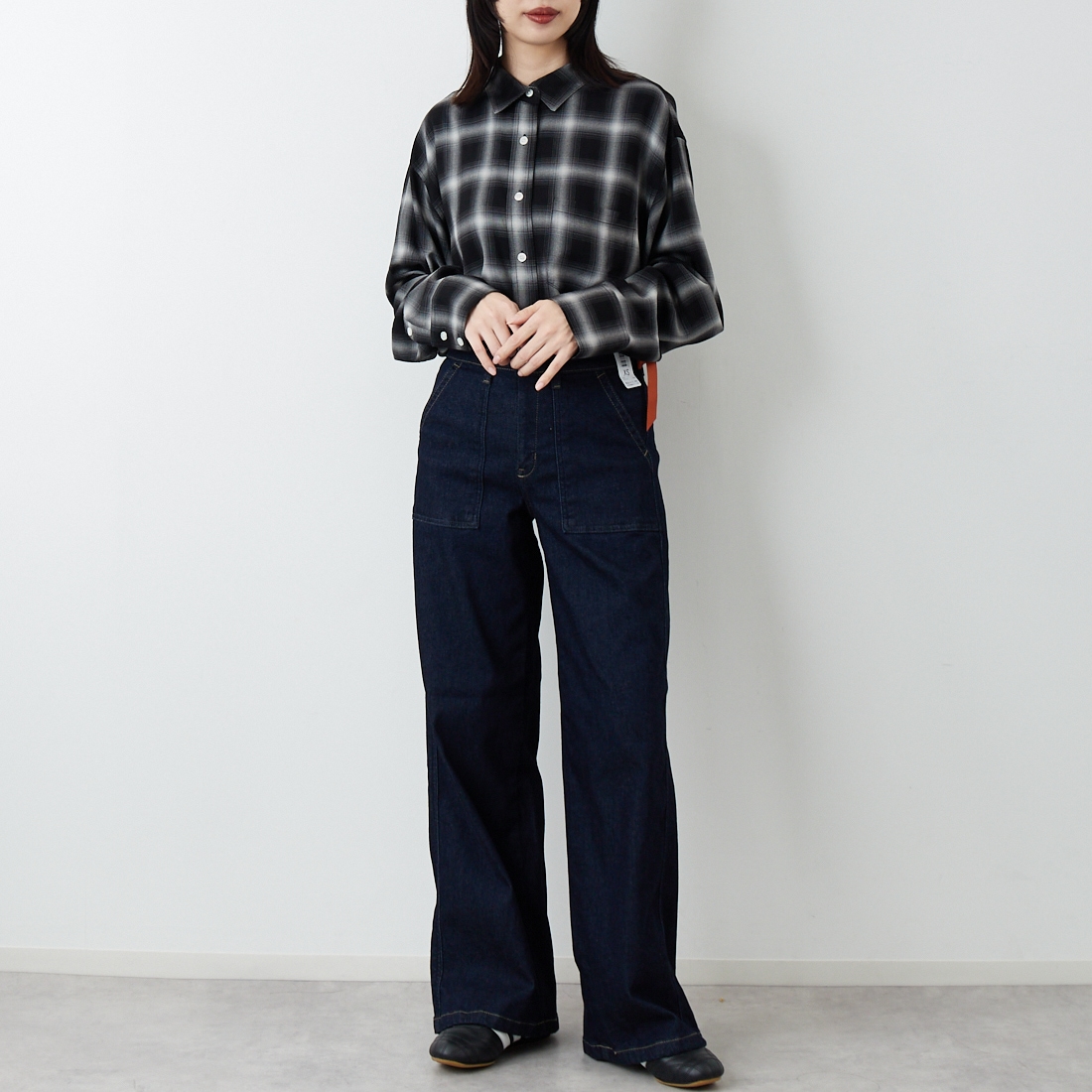 SOMETHING [サムシング] BODY FIRE ワイドベイカーデニムパンツ [SW158] 2583 BLACK SOMETHING [サムシング] BODY FIRE ワイドベイカーデニムパンツ [SW158] 2500 O.W &&モデル身長：162cm 着用サイズ：XS&&