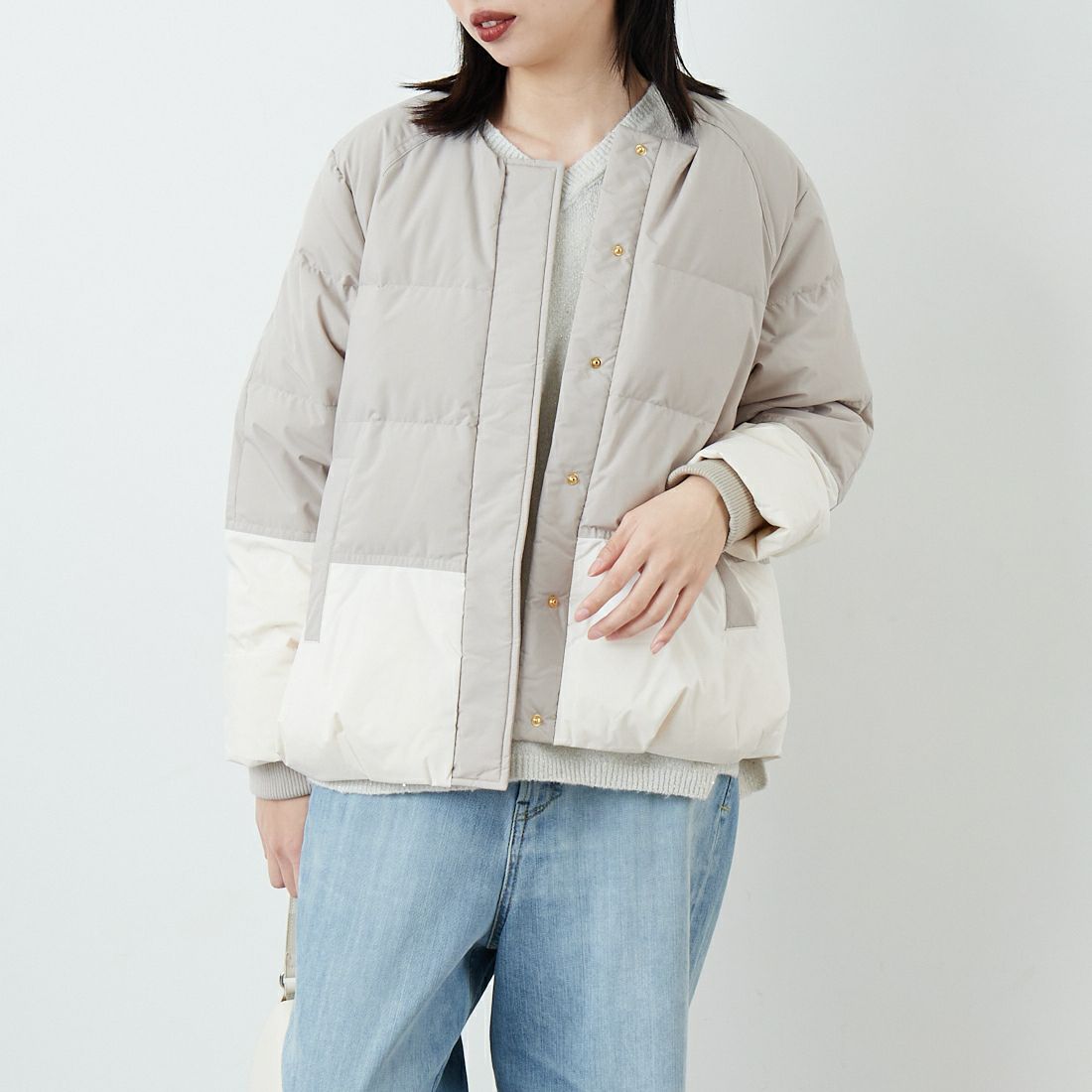 Jf Ready Made [ジェイエフレディメイド] エアリーノーカラーピュアダウンジャケット [4225501] ﾓｶ/ｸﾞﾚｰｼﾞｭ &&モデル身長：162cm 着用サイズ：F&&