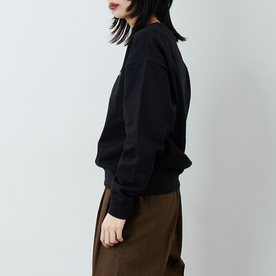 Calvin Klein [カルバンクライン] モノグラムロゴ ロングスリーブフレンチテリースウェット [47B234G] UB1 &&モデル身長：162cm 着用サイズ：F0&&