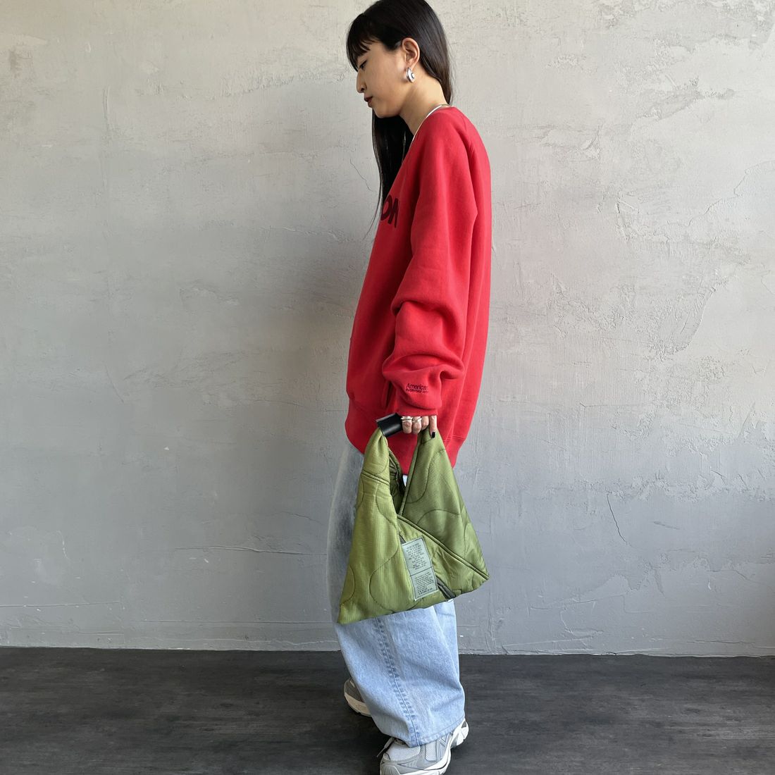 Americana [アメリカーナ] ボリュームスリーブ クルーネックスウェット [BRF-797A-1] ﾚｯﾄﾞ &&モデル身長：150cm 着用サイズ：ONE SIZE&&