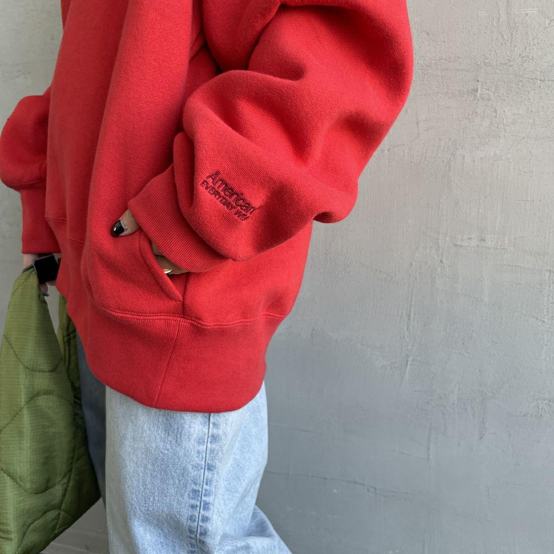 Americana [アメリカーナ] ボリュームスリーブ クルーネックスウェット [BRF-797A-1] ﾚｯﾄﾞ &&モデル身長：150cm 着用サイズ：ONE SIZE&&