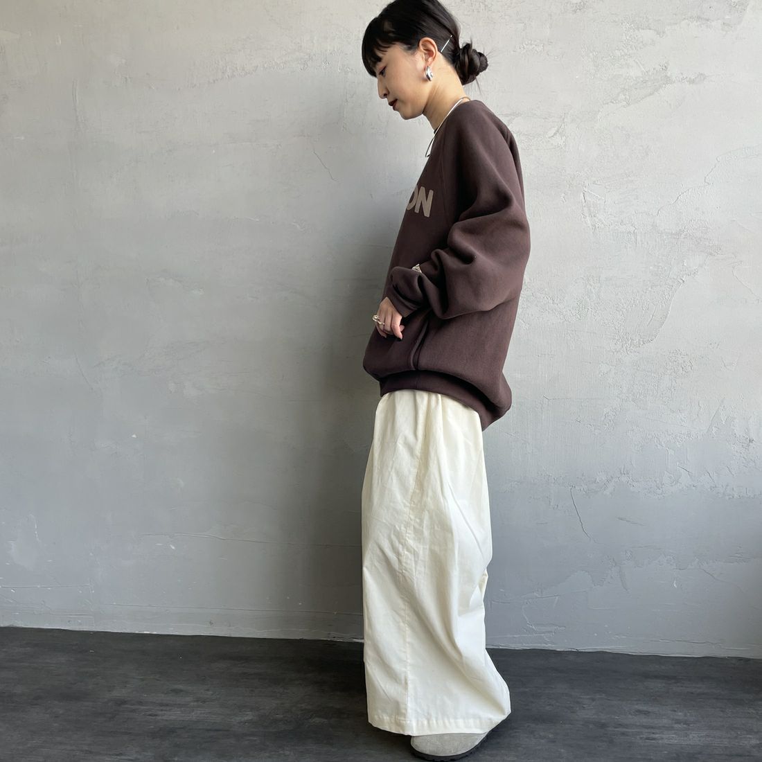 Americana [アメリカーナ] ボリュームスリーブ クルーネックスウェット [BRF-797A-1] Dﾌﾞﾗｳﾝ &&モデル身長：150cm 着用サイズ：ONE SIZE&&