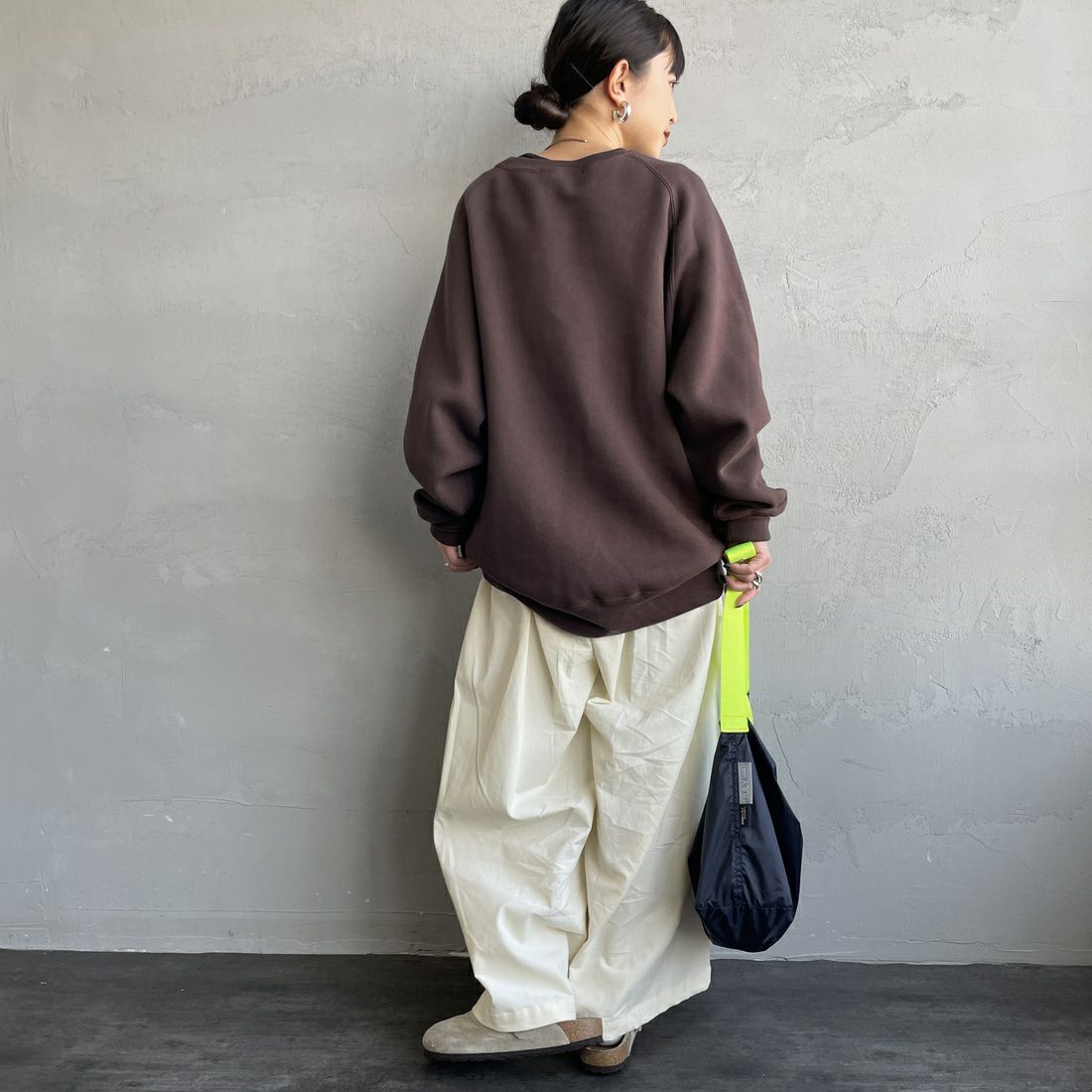 Americana [アメリカーナ] ボリュームスリーブ クルーネックスウェット [BRF-797A-1] Dﾌﾞﾗｳﾝ &&モデル身長：150cm 着用サイズ：ONE SIZE&&