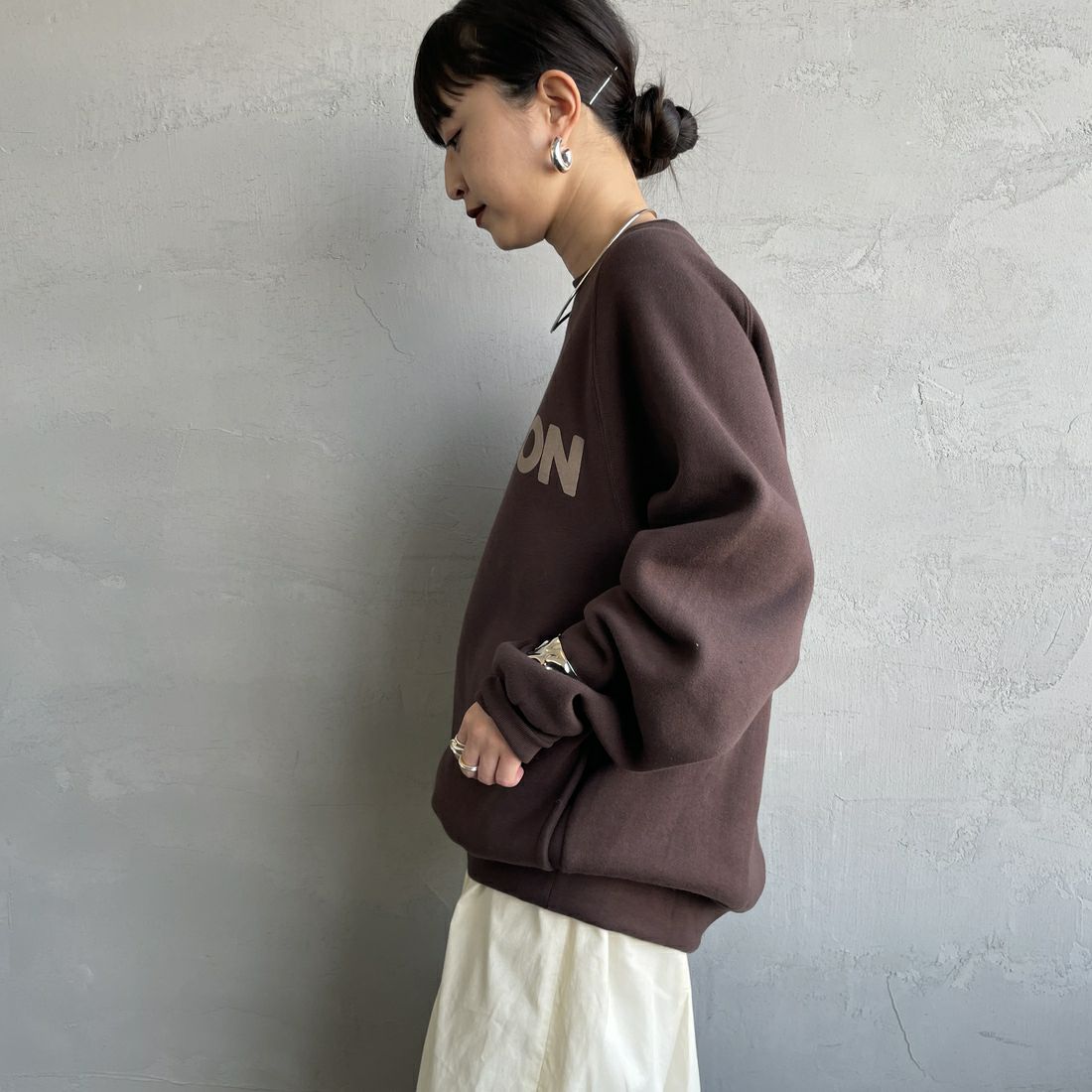 Americana [アメリカーナ] ボリュームスリーブ クルーネックスウェット [BRF-797A-1] Dﾌﾞﾗｳﾝ &&モデル身長：150cm 着用サイズ：ONE SIZE&&