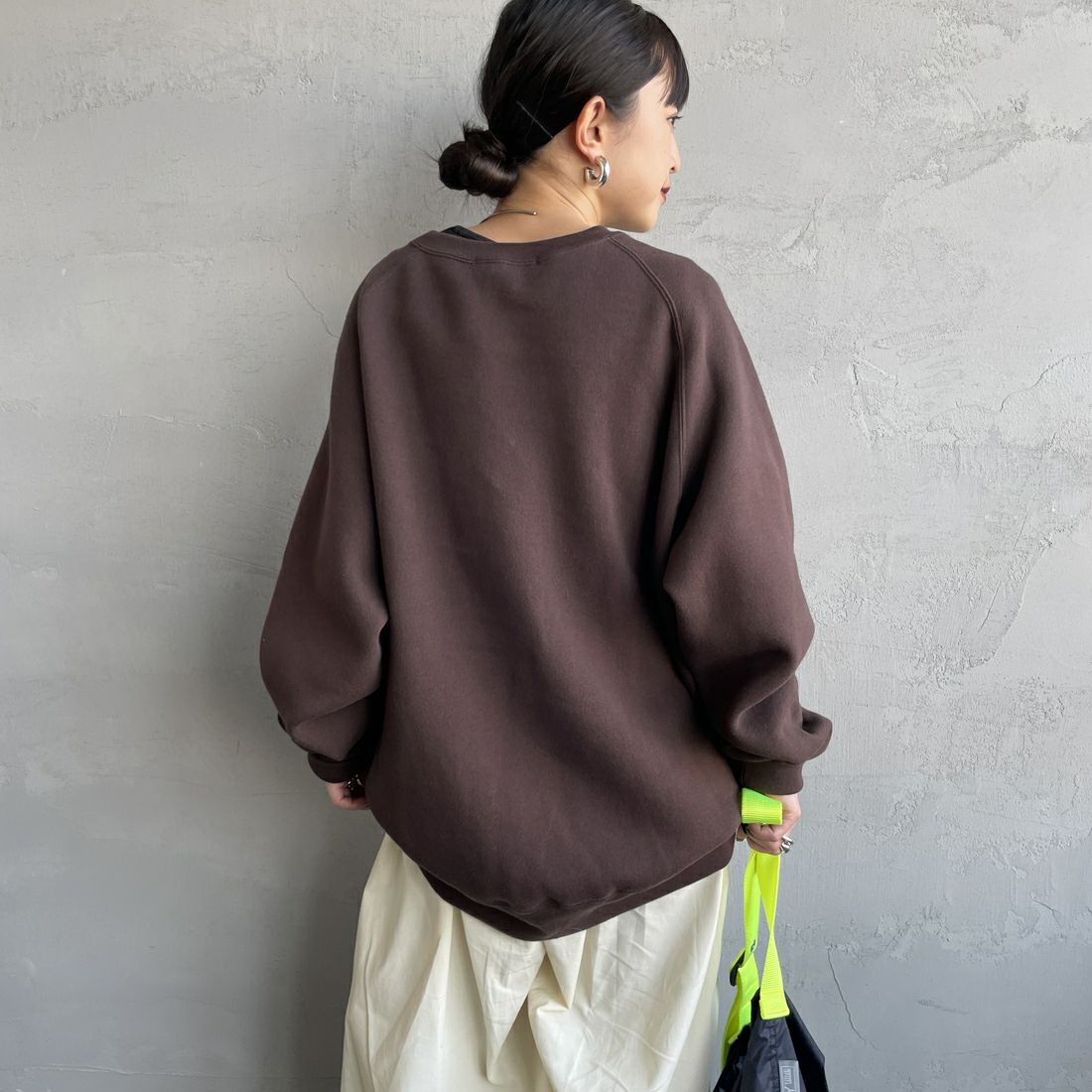 Americana [アメリカーナ] ボリュームスリーブ クルーネックスウェット [BRF-797A-1] Dﾌﾞﾗｳﾝ &&モデル身長：150cm 着用サイズ：ONE SIZE&&