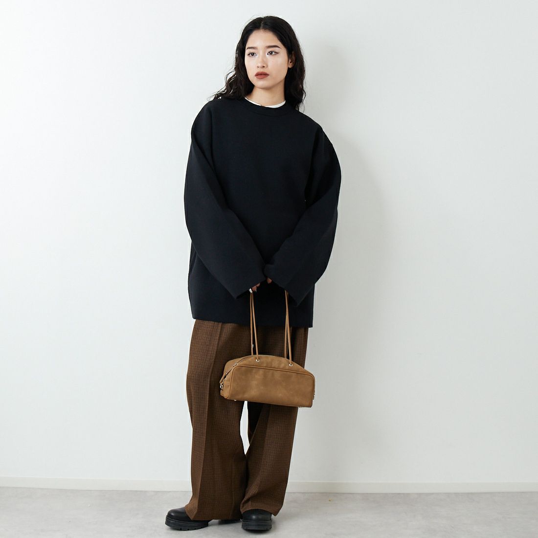 RIM.ARK [リムアーク] ミドルレングス ボックスニットプルオーバー [460JSL70-2211] BLK &&モデル身長：162cm 着用サイズ：F&&