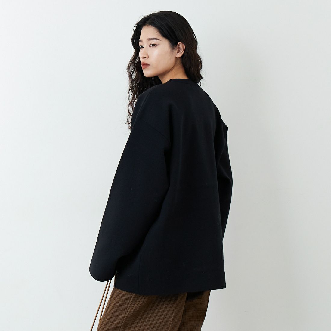RIM.ARK [リムアーク] ミドルレングス ボックスニットプルオーバー [460JSL70-2211] BLK &&モデル身長：162cm 着用サイズ：F&&