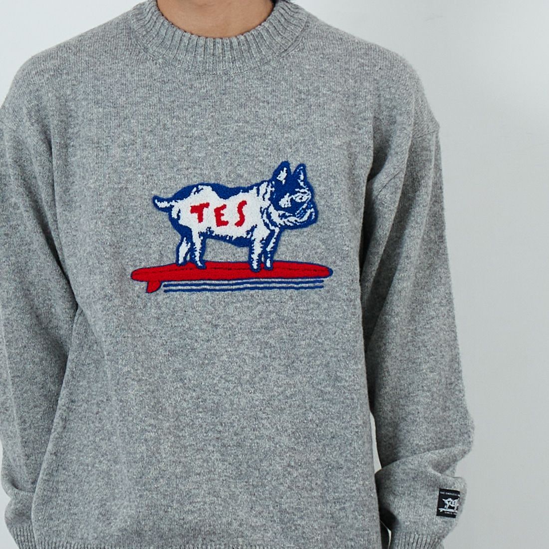 The Endless Summer [エンドレスサマー] BUHI サガラ刺繍ウールニット [AS-25774323] 03 MIX GRY &&モデル身長：179cm 着用サイズ：M&&