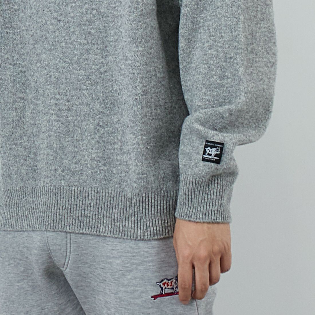 The Endless Summer [エンドレスサマー] BUHI サガラ刺繍ウールニット [AS-25774323] 03 MIX GRY &&モデル身長：179cm 着用サイズ：M&&