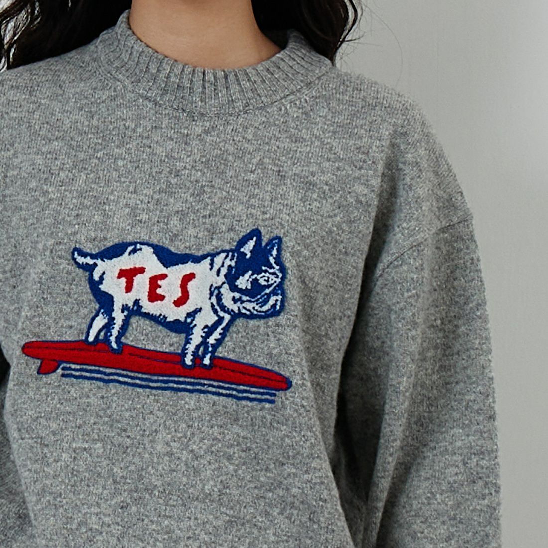 The Endless Summer [エンドレスサマー] BUHI サガラ刺繍ウールニット [AS-25774323] 03 MIX GRY &&モデル身長：162cm 着用サイズ：S&&