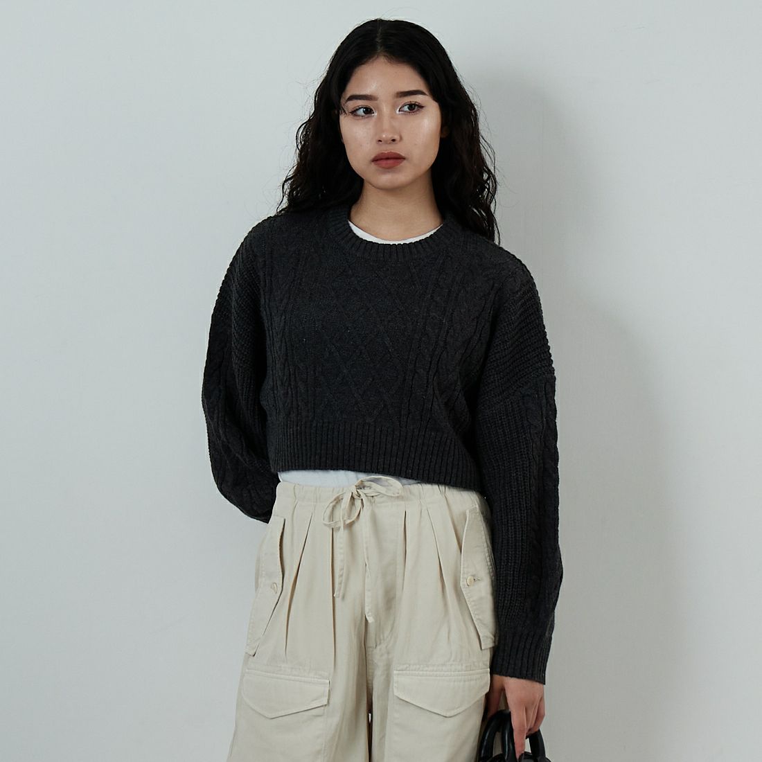 Jf Ready Made [ジェイエフレディメイド] ケーブル編みショート丈クルーネックニット [124803] CHARCOAL &&モデル身長：162cm 着用サイズ：F&&