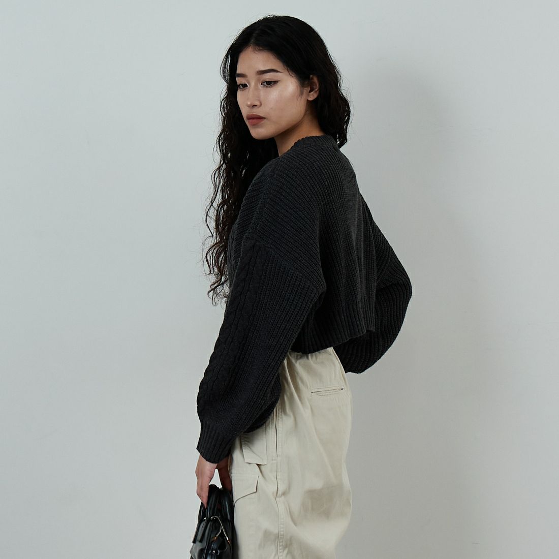 Jf Ready Made [ジェイエフレディメイド] ケーブル編みショート丈クルーネックニット [124803] CHARCOAL &&モデル身長：162cm 着用サイズ：F&&