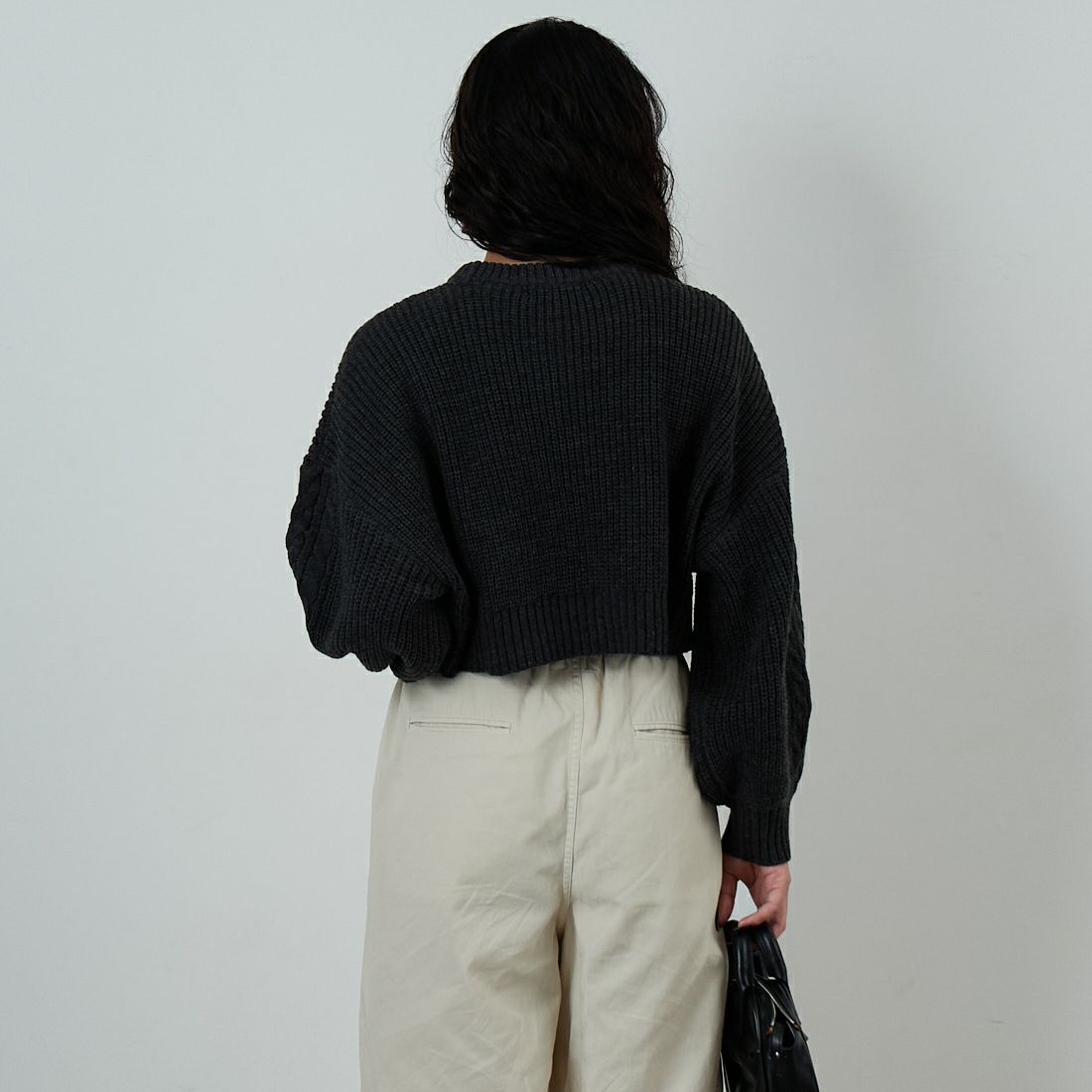 Jf Ready Made [ジェイエフレディメイド] ケーブル編みショート丈クルーネックニット [124803] CHARCOAL &&モデル身長：162cm 着用サイズ：F&&