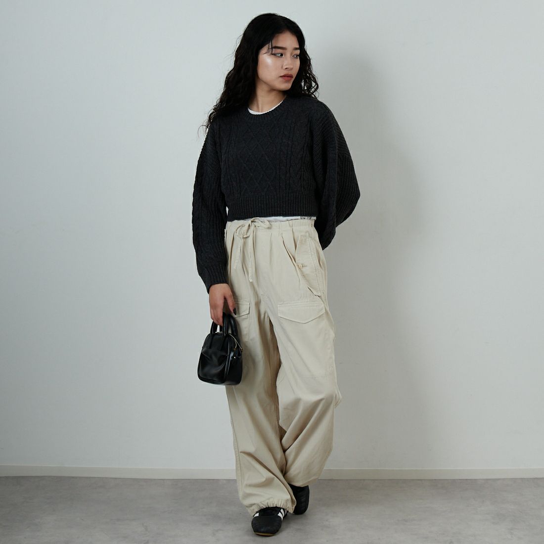 Jf Ready Made [ジェイエフレディメイド] ケーブル編みショート丈クルーネックニット [124803] CHARCOAL &&モデル身長：162cm 着用サイズ：F&&