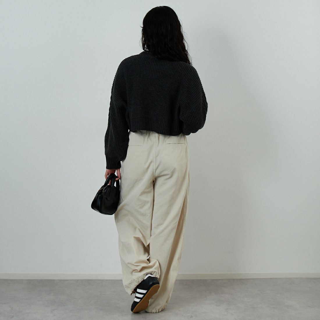 Jf Ready Made [ジェイエフレディメイド] ケーブル編みショート丈クルーネックニット [124803] CHARCOAL &&モデル身長：162cm 着用サイズ：F&&