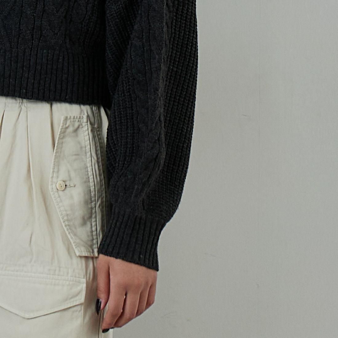 Jf Ready Made [ジェイエフレディメイド] ケーブル編みショート丈クルーネックニット [124803] CHARCOAL &&モデル身長：162cm 着用サイズ：F&&