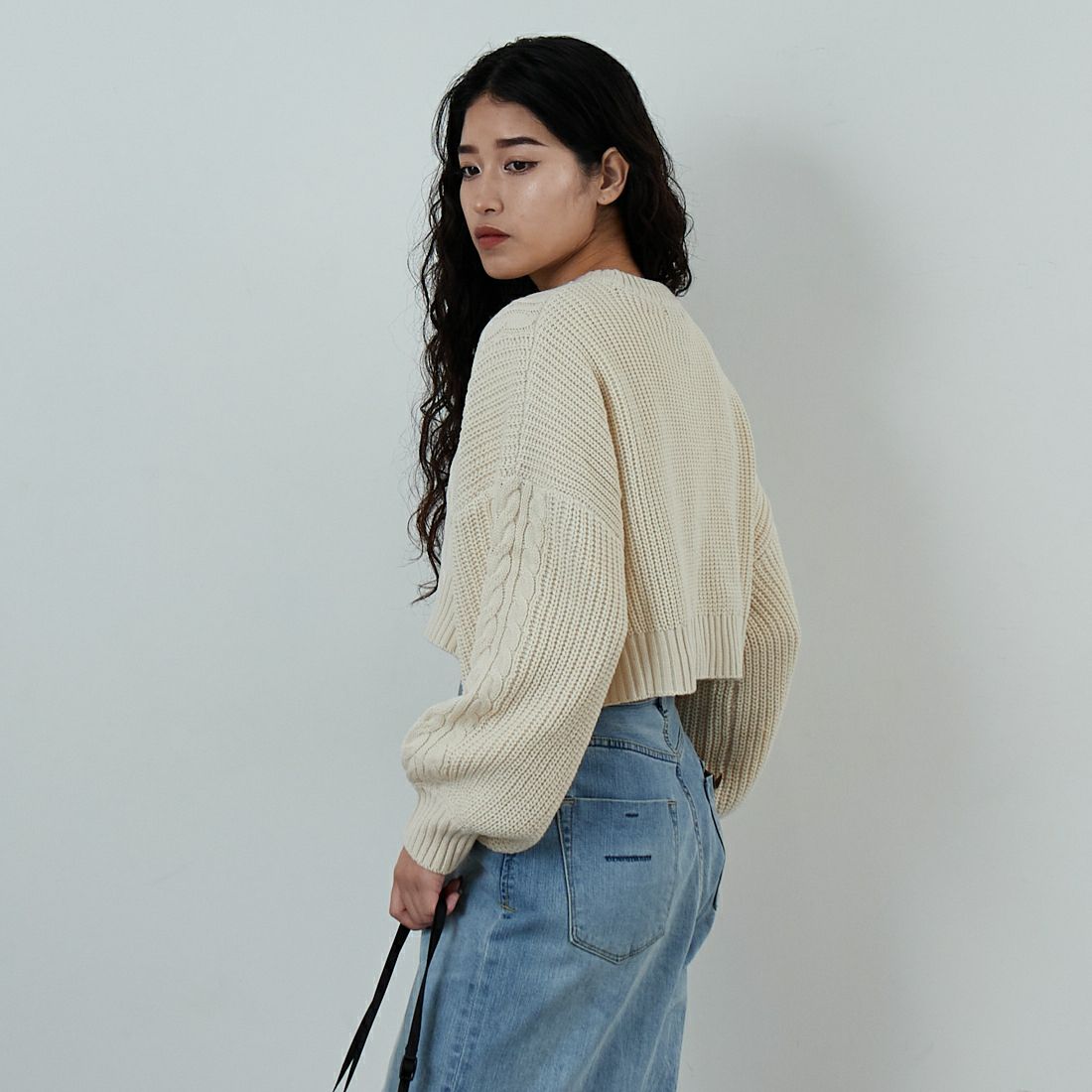 Jf Ready Made [ジェイエフレディメイド] ケーブル編みショート丈クルーネックニット [124803]BEIGE &&モデル身長：162cm 着用サイズ：F&&