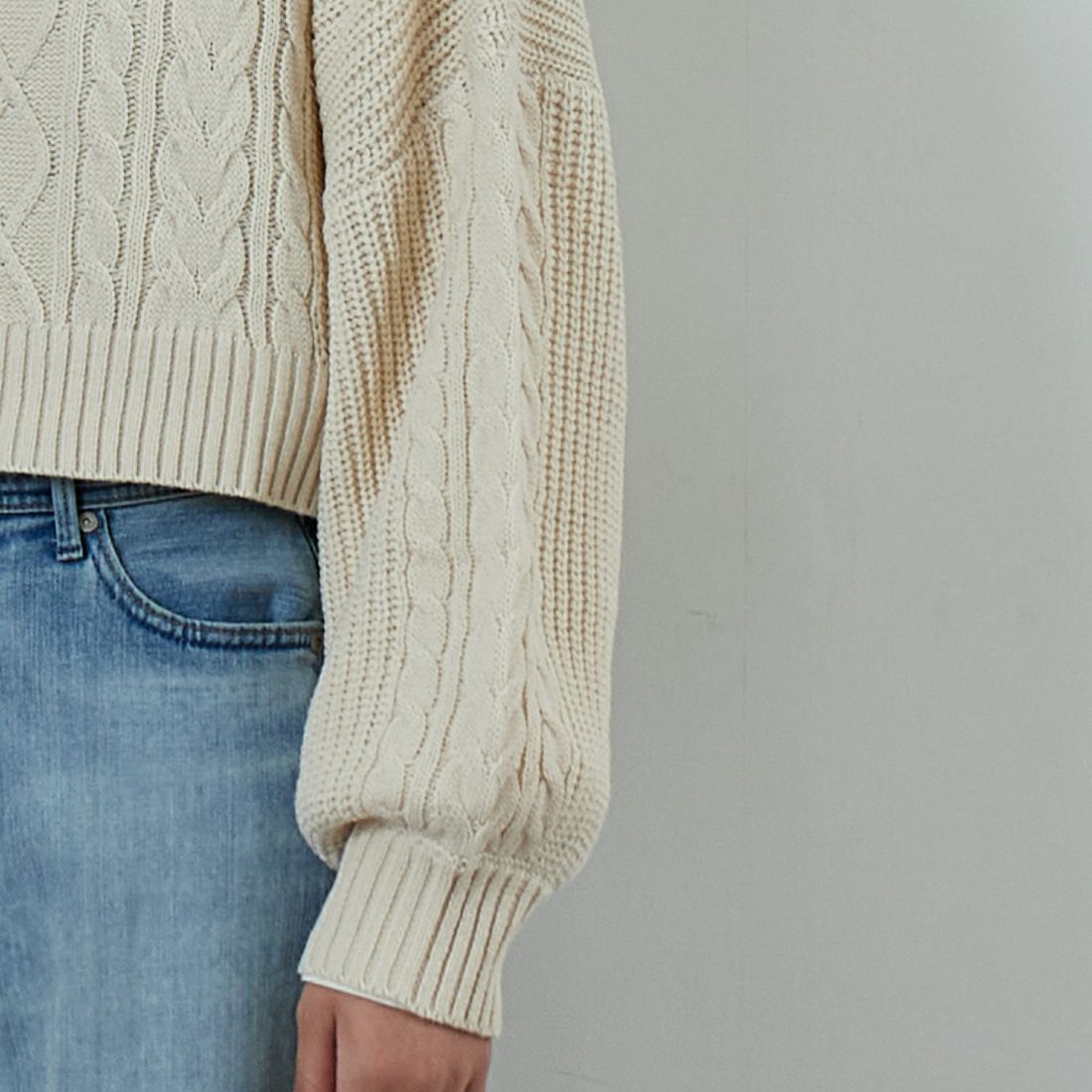 Jf Ready Made [ジェイエフレディメイド] ケーブル編みショート丈クルーネックニット [124803]BEIGE &&モデル身長：162cm 着用サイズ：F&&
