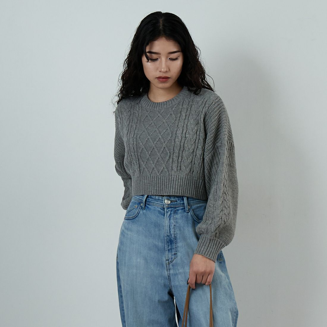 Jf Ready Made [ジェイエフレディメイド] ケーブル編みショート丈クルーネックニット [124803]GRAY &&モデル身長：162cm 着用サイズ：F&&