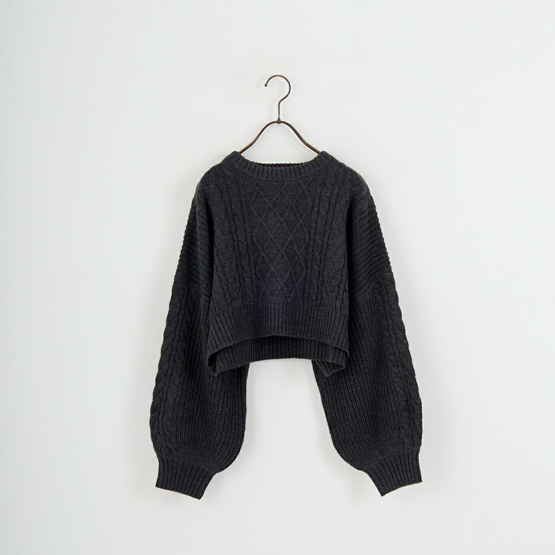 Jf Ready Made [ジェイエフレディメイド] ケーブル編みショート丈クルーネックニット [124803]CHARCOAL