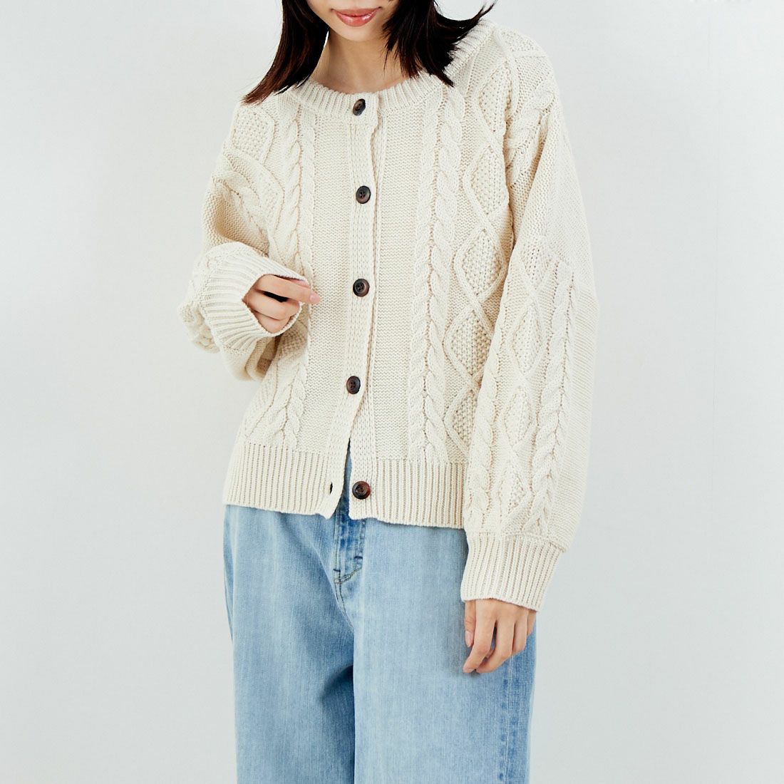 Jf Ready Made [ジェイエフレディメイド] 2WAYケーブル編みショート丈クルーネックカーディガン [123805] BEIGE &&モデル身長：162cm 着用サイズ：F&&