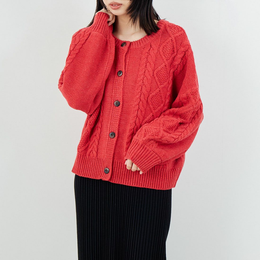 Jf Ready Made [ジェイエフレディメイド] 2WAYケーブル編みショート丈クルーネックカーディガン [123805] RED &&モデル身長：162cm 着用サイズ：F&&