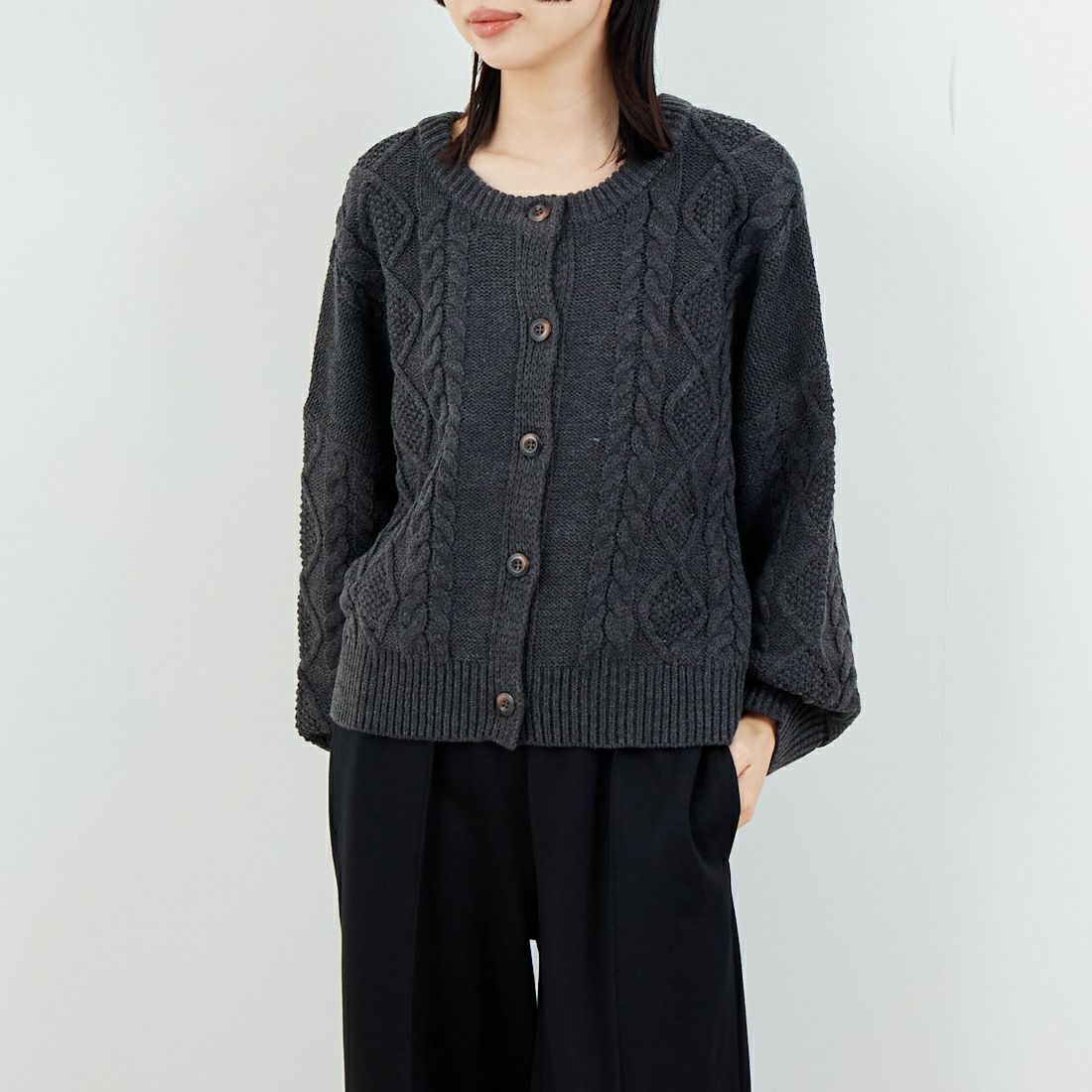 Jf Ready Made [ジェイエフレディメイド] 2WAYケーブル編みショート丈クルーネックカーディガン [123805] CHARCOAL &&モデル身長：162cm 着用サイズ：F&&