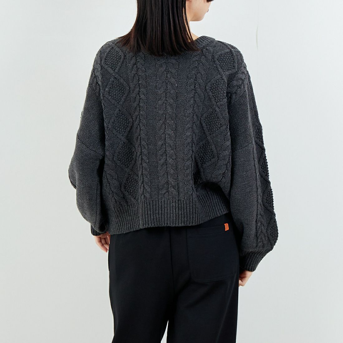 Jf Ready Made [ジェイエフレディメイド] 2WAYケーブル編みショート丈クルーネックカーディガン [123805] CHARCOAL &&モデル身長：162cm 着用サイズ：F&&