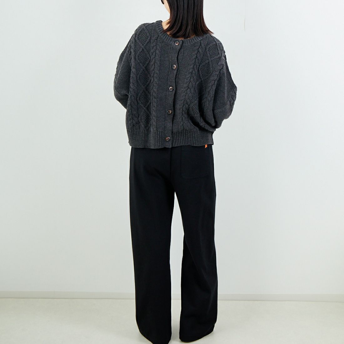 Jf Ready Made [ジェイエフレディメイド] 2WAYケーブル編みショート丈クルーネックカーディガン [123805] CHARCOAL &&モデル身長：162cm 着用サイズ：F&&