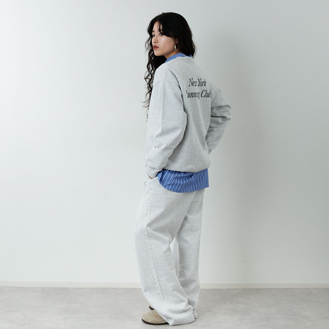 Sporty&Rich [スポーティアンドリッチ] ランクラブ クルーネックスウェット [ST07162175] H.GRAY &&モデル身長：162cm 着用サイズ：S&&