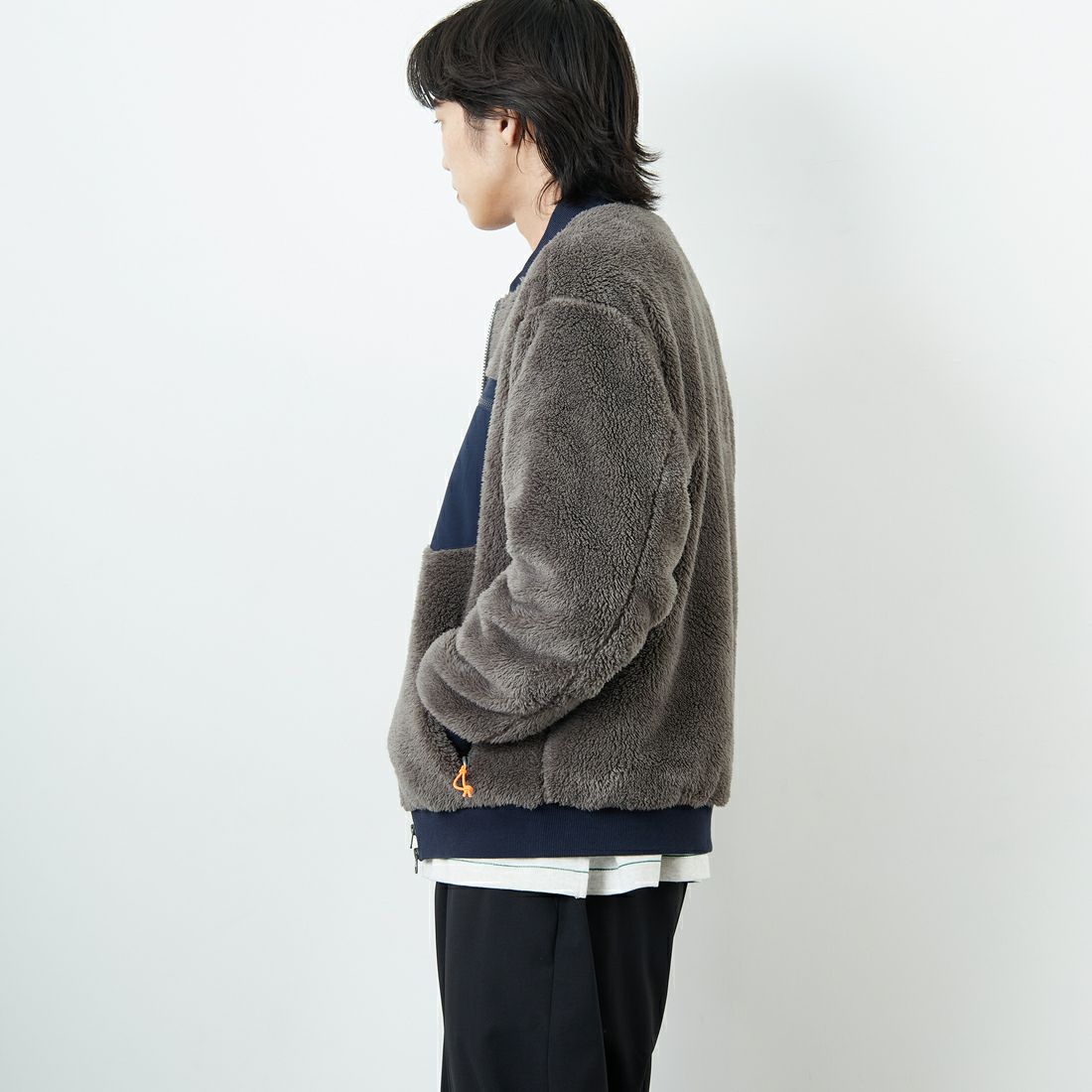 UNIVERSAL OVERALL [ユニバーサルオーバーオール] 別注 ボアフリース ボンバージャケット [U2531400IN-JF] CHARCOAL &&モデル身長：179cm 着用サイズ：L&&