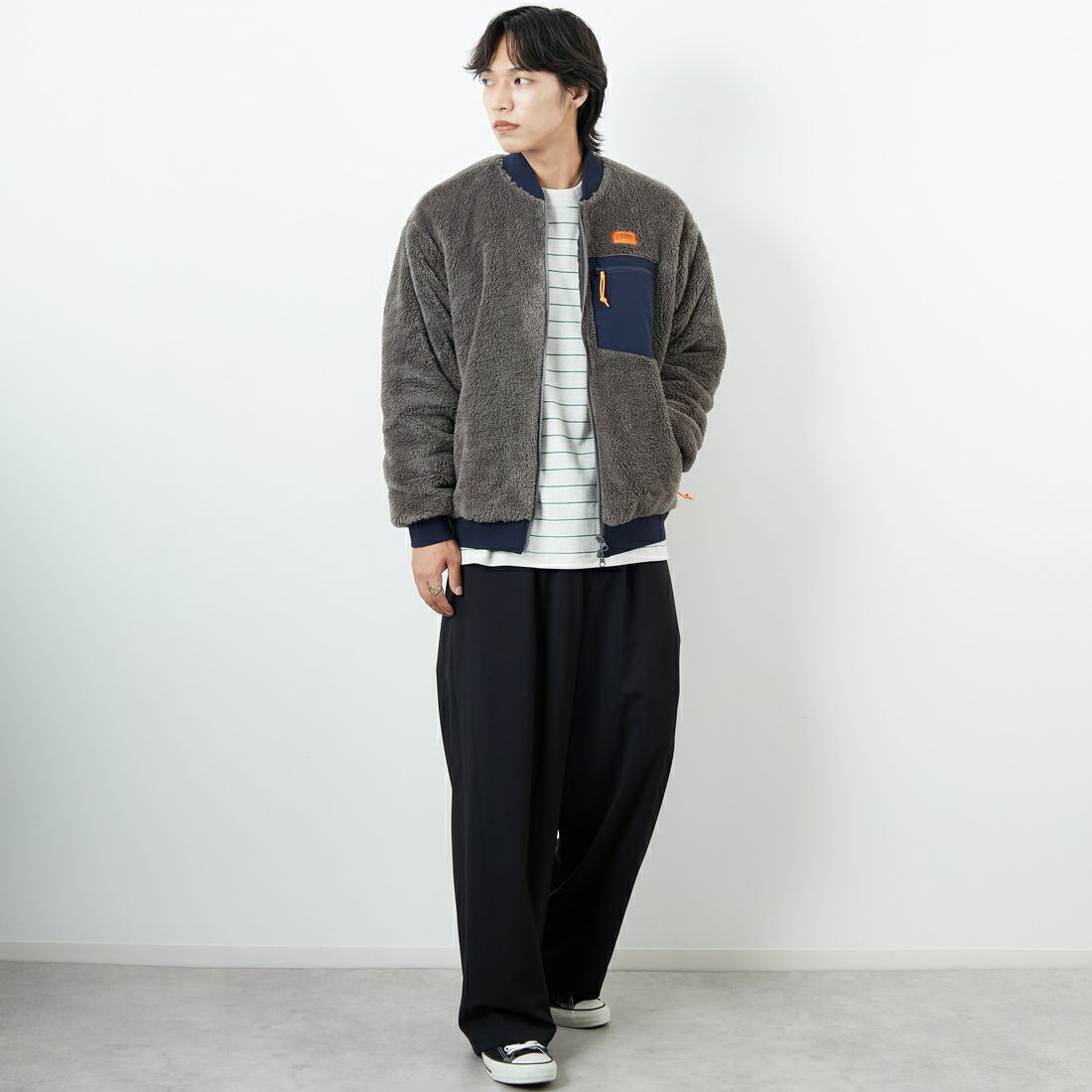 UNIVERSAL OVERALL [ユニバーサルオーバーオール] 別注 ボアフリース ボンバージャケット [U2531400IN-JF] CHARCOAL &&モデル身長：179cm 着用サイズ：L&&