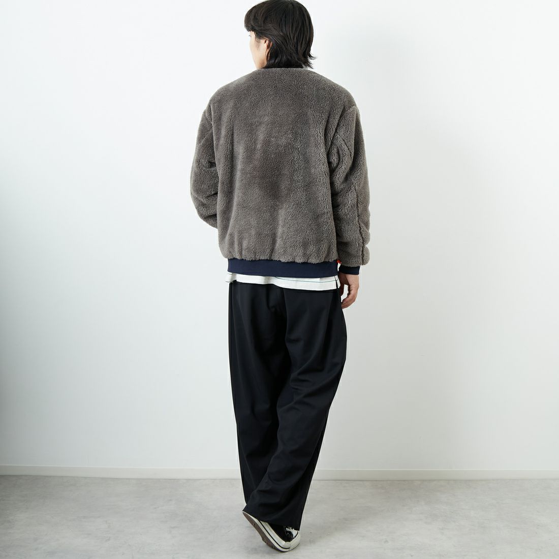 UNIVERSAL OVERALL [ユニバーサルオーバーオール] 別注 ボアフリース ボンバージャケット [U2531400IN-JF] CHARCOAL &&モデル身長：179cm 着用サイズ：L&&