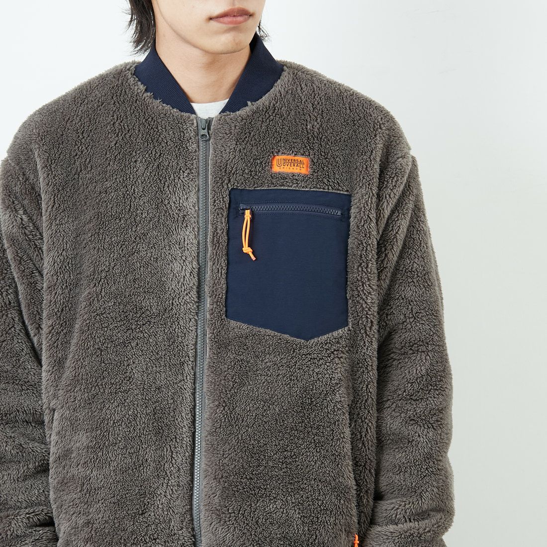 UNIVERSAL OVERALL [ユニバーサルオーバーオール] 別注 ボアフリース ボンバージャケット [U2531400IN-JF] CHARCOAL &&モデル身長：179cm 着用サイズ：L&&